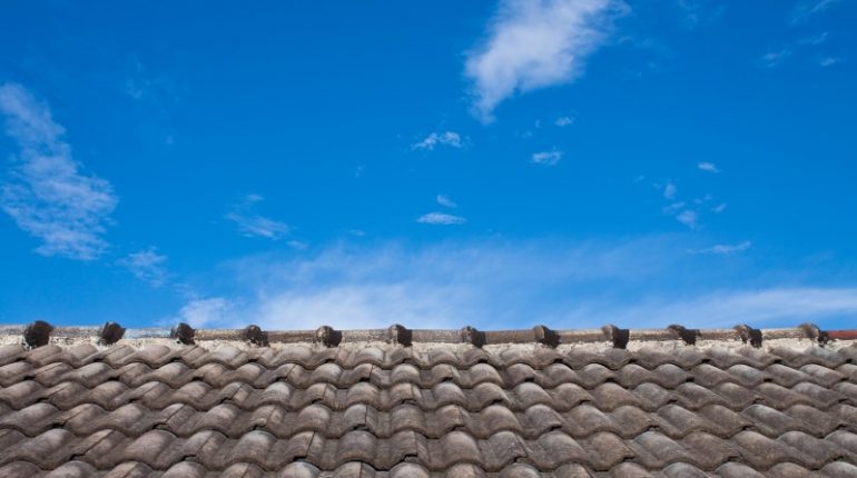 Dachówka ceramiczna czy cementowa – jaki wybór jest lepszy?