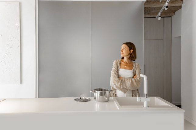 10 pomysłów na minimalistyczne aranżacje wnętrz kuchni w kolorze białym i szarym