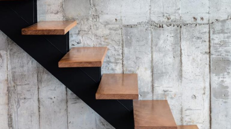 Jak zakończyć schody betonowe: dodanie stopni drewnianych do schodów betonowych