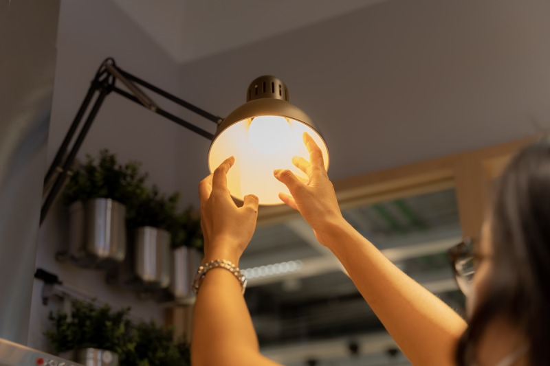 Jaka lampa umożliwi zastąpienie światła dzienne w mieszkaniu? Najlepsze oświetlenie domu
