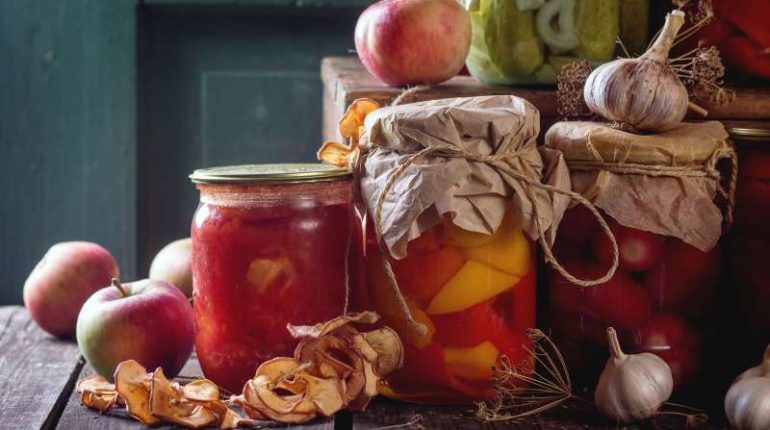 Przepisy na wykorzystanie jabłek: Kompoty, soki, dżemy i ciasta; Jak suszyć jabłka.
