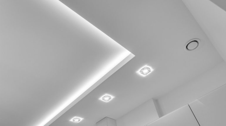 Jakie oświetlenie salonu polecane jest przez architektów - lampa sufitowa, listwy LED czy halogeny?