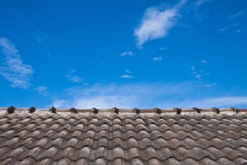Dachówka ceramiczna czy cementowa – jaki wybór jest lepszy?