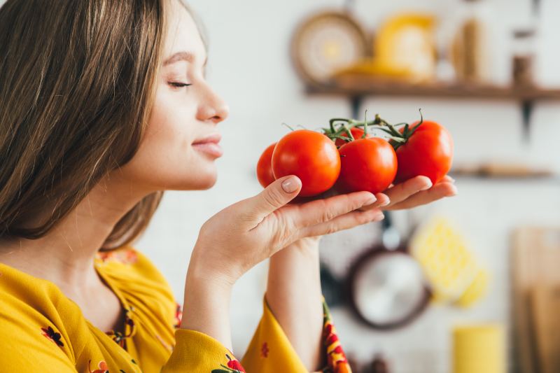 Jak odpowiednio zadbać o pomidory, by dobrze rosły i owocowały