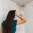 Przyczyny grzyba na ścianach oraz skuteczne metody usuwania jego obecności